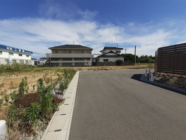 宇土市岩古曽町の売地の前面道路含む現地写真