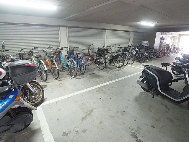 パシフィック神戸桜筋北館のその他共用部分|バイク置き場も有る駐輪スペース