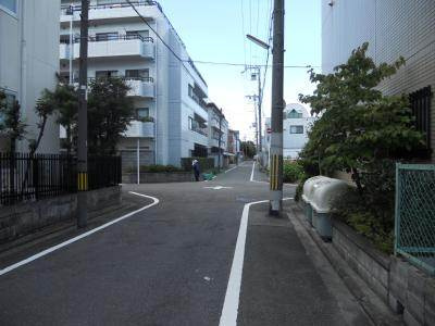 コーポラスセヴィールの周辺|前面道路