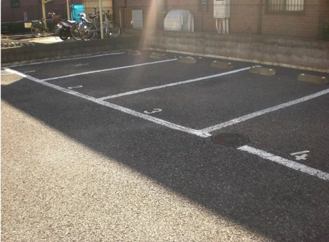 レオパレスフラワーの駐車場