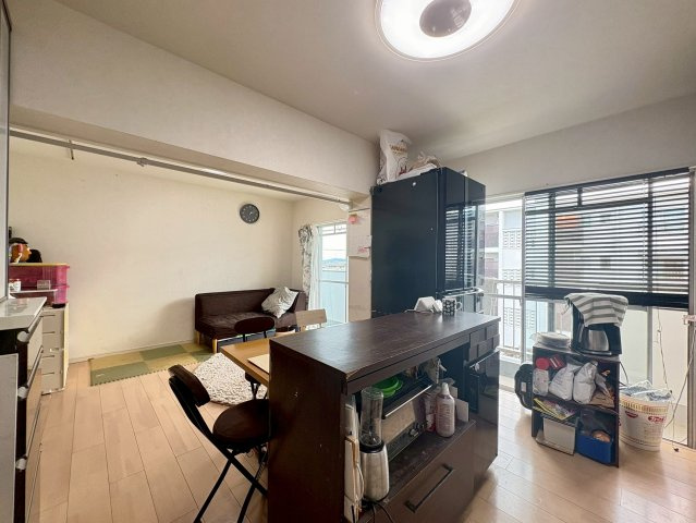 【商談中】円明寺ケ丘団地Y棟の居間・リビング|LDKは南向きに二面大きな掃き出し窓があり、通風採光良好です◎