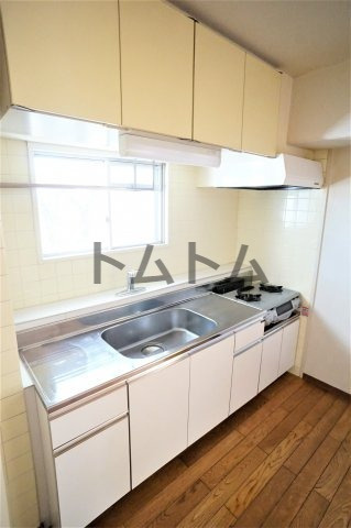 カメリヤのキッチン|２口コンロ設置可の広いキッチンはお料理もらくらくです※別のお部屋の写真です