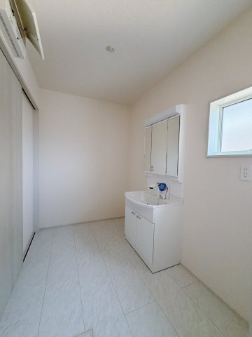【新築戸建】藤岡市下大塚　の独立洗面台|■洗面室｜大きな鏡で朝の身支度もラクラク♪毎日の忙しい準備が楽しくなる洗面所です(^^♪