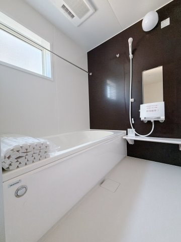 【新築戸建】藤岡市下大塚　の浴室|■浴室｜1日の疲れを癒せるお風呂♪足がのばせるほど広いお風呂にはエコベンチも搭載！小さいお子様も浅いベンチに座り一緒にお風呂へ入れます♪