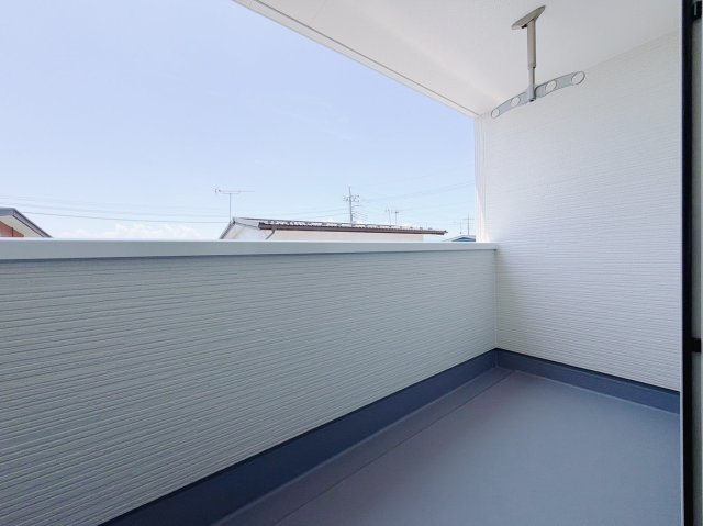 【新築戸建】藤岡市下大塚　のバルコニー|■バルコニー｜プライバシーが守られたインナーバルコニーは、くつろぎの空間としても、アウトドアの空間としても活躍をしてくれます。