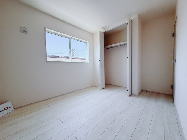 【新築戸建】藤岡市下大塚　の洋室|■2階洋室｜ナチュラルカラーの床です。模様替えなどとても楽しく工夫できます♪陽当たり、風通しもとても良いので毎日快適な生活スタートです！子供部屋にも良いですね♪