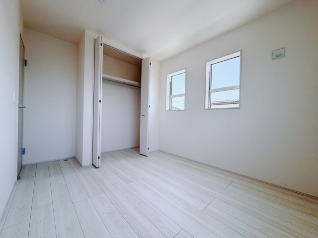 【新築戸建】藤岡市下大塚　の洋室|■2階洋室｜2階各居室には収納をご用意しています♪常にお部屋を綺麗に保てます！小さなお子様も自然とお片付けができるようになるのでうれしいですよね！