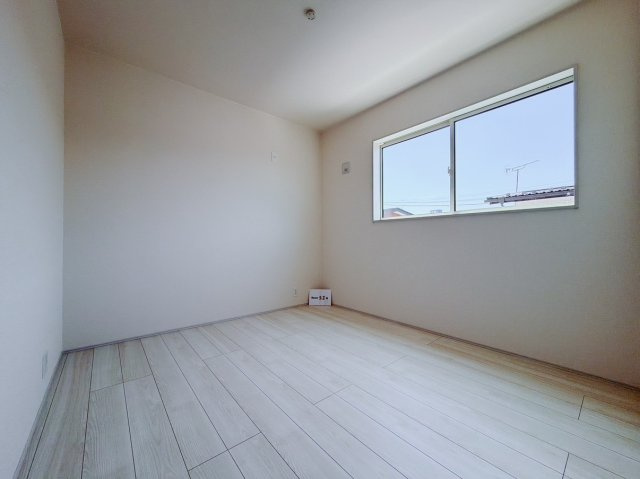 【新築戸建】藤岡市下大塚　の洋室|■2階洋室｜お子様の一人部屋にピッタリな洋室。木のぬくもりを感じるフローリングは、天然木の味わいが時とともに深みを増していきます。また、傷にも強く、フリーワックスでお手入れもラクラクです♪