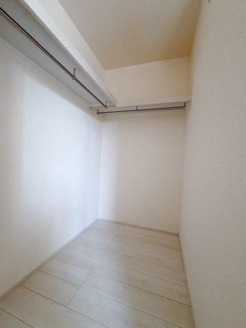 【新築戸建】藤岡市下大塚　の収納|■WIC｜主寝室には夢のウォークインがございます♪お洋服やバッグだけでなく、増えていくお洋服やご家族での思い出の品もしっかりと収納します( ＾＾ )