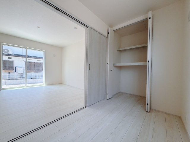 【新築戸建】藤岡市下大塚　の洋室|■1階洋室｜リビング横の洋室です♪収納もしっかりついているので安心ですね！