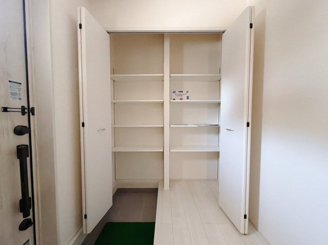 【新築戸建】藤岡市下大塚　の玄関|■玄関｜「玄関から、我が家を心地よく。自然の風や光を感じられる気持ちのいい玄関へ。」永く居心地のいい暮らしを演出する快適性能と安心を両立させたドアを採用しました！