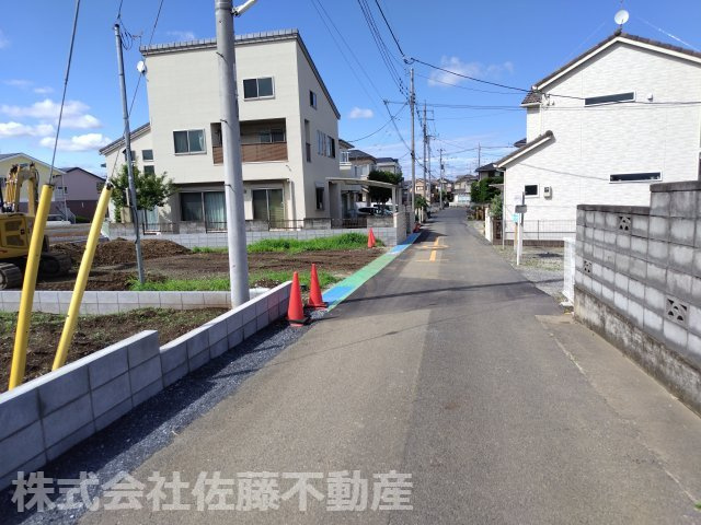 【分譲地】北鴻巣駅14分・45坪の住宅用地の前面道路含む現地写真|2026年6月21日 14:30頃撮影。G区画の接道の南西方向から北東方向へ撮影した鴻巣市道の様子。左手にG区画が見えます。