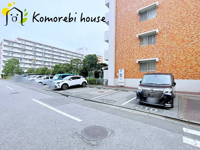 グランドシティ大宮【WEST TOWER】の駐車場|車をお持ちの方に嬉しい駐車場付きの物件です