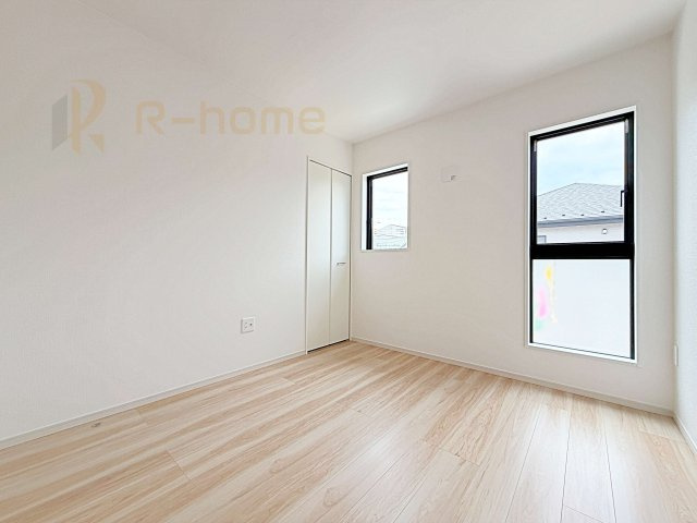 取手市戸頭17期　新築戸建て　1号棟の洋室|どんな部屋家具も合わせやすいシンプルな洋室！
たっぷりの日差しと心地よい風が舞い込む住まい♪