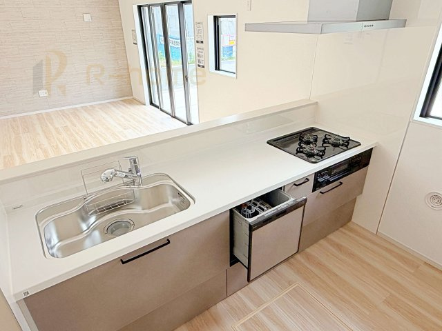 取手市戸頭17期　新築戸建て　1号棟のキッチン|料理をしながら家族とコミュニケーションが取れる対面式システムキッチン。便利なビルトイン食洗機付き！