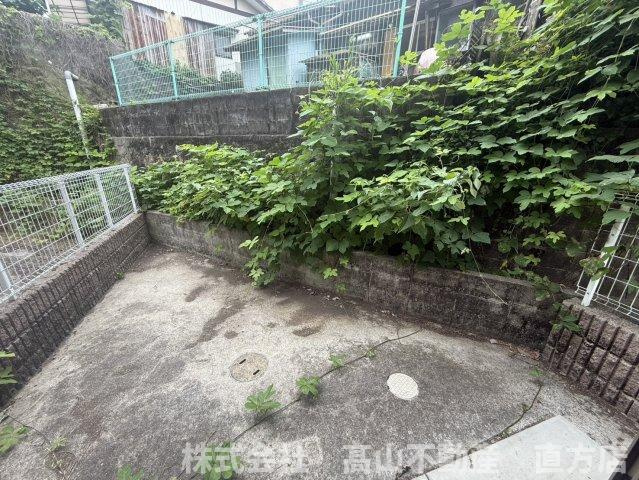 直方市大字頓野のアパートの庭