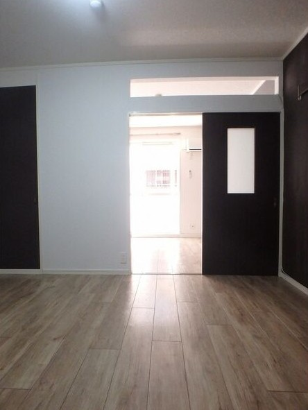 フェアリー大橋の居間・リビング|綺麗な室内でエアコン１台完備。
お洒落な壁紙カラーリフォームしております。