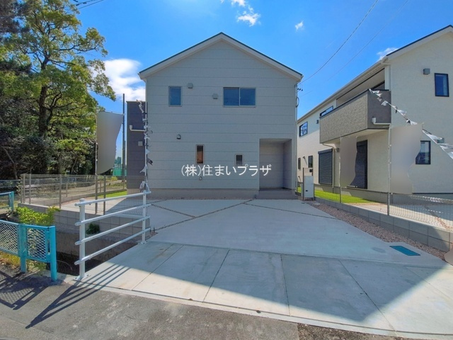 仲介手数料無料）岩倉市本町０１期　３号棟の前面道路含む現地写真