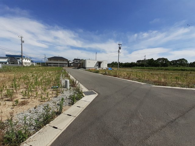 宇土市岩古曽町の売地の前面道路含む現地写真