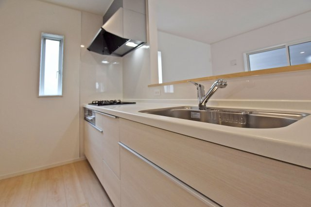 クレイドルガーデン高田町新築一戸建て│3LDK+駐車1台可のキッチン|キッチンに窓を設けた明るい空間。自然光が差し込み、換気もしやすいため、心地よく料理を楽しめる使い勝手の良いキッチンです。