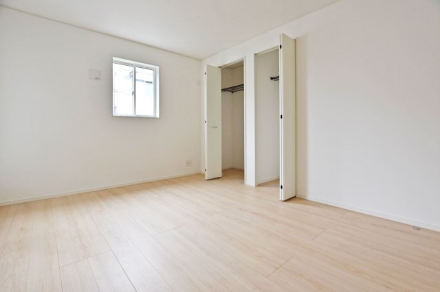 クレイドルガーデン高田町新築一戸建て│3LDK+駐車1台可の収納|-洋室約7.8帖-
2カ所の収納を備えた使い勝手の良い洋室。荷物を用途別に整理しやすく、収納家具を増やさず居室をすっきり使えるのが魅力です。