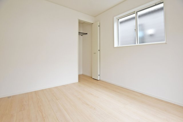 クレイドルガーデン高田町新築一戸建て│3LDK+駐車1台可の収納|-洋室約5.5帖-
全居室に収納を備え、お部屋をすっきり保ちやすく、家族それぞれの荷物も整理しやすい住まいです。