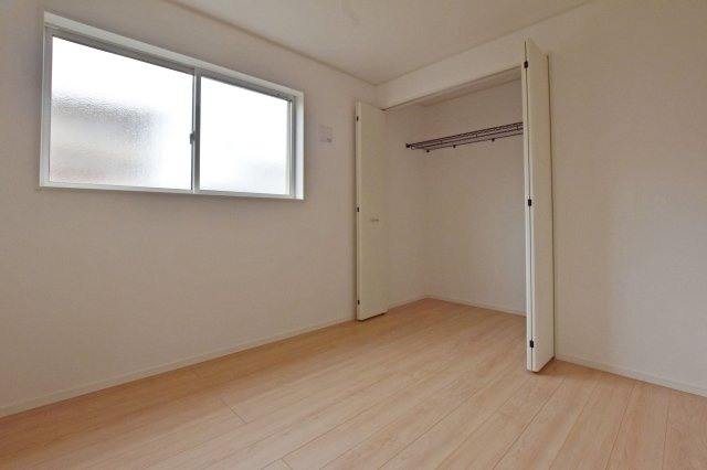 クレイドルガーデン高田町新築一戸建て│3LDK+駐車1台可の子供部屋|-洋室約5.2帖-
ナチュラルな色合いで統一された洋室は、落ち着きのある雰囲気でリラックスしやすい空間です。

