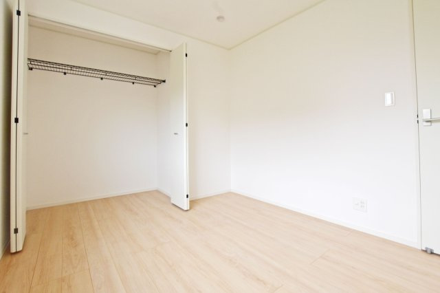 クレイドルガーデン高田町新築一戸建て│3LDK+駐車1台可の収納|-洋室約5.2帖-
収納スペースが充実した洋室で、衣類や日用品をすっきり整理でき、居住空間を広く快適に使うことができます。