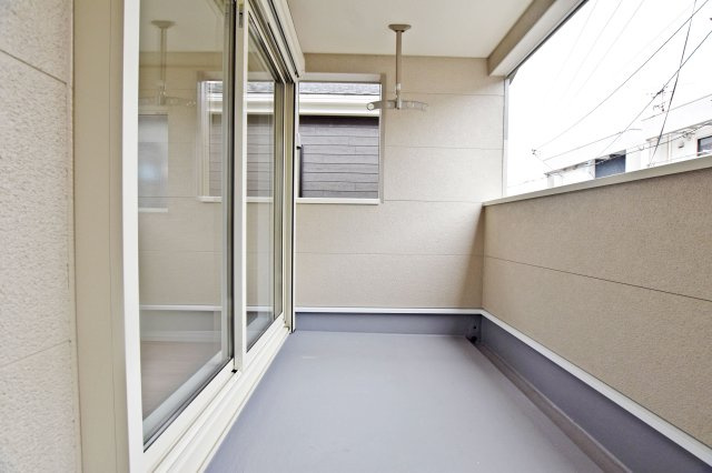 クレイドルガーデン高田町新築一戸建て│3LDK+駐車1台可のバルコニー|南向きバルコニーで陽当たり良好です◎明るく開放感のある空間で、洗濯物も気持ちよく干せます。日中の心地よい時間を楽しめます。
