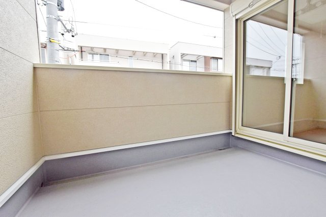 クレイドルガーデン高田町新築一戸建て│3LDK+駐車1台可のバルコニー|ゆとりある広さのバルコニーで、洗濯物をゆったり干せるほか、外の空気を感じながらくつろぐこともできる快適な空間です。