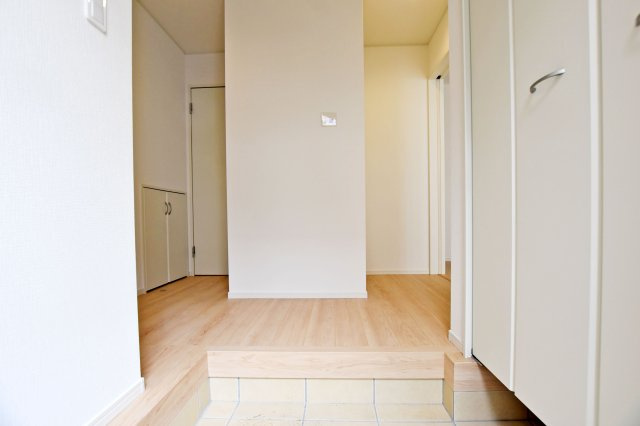 クレイドルガーデン高田町新築一戸建て│3LDK+駐車1台可の玄関|訪れる人を気持ちよく迎える空間です。玄関近くの廊下には収納を2カ所設置。外出時に使う荷物や日用品などをすっきり収納でき、便利で使い勝手の良い空間です。