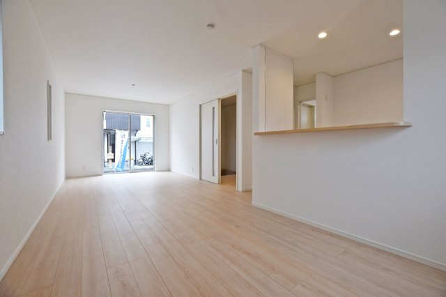 クレイドルガーデン高田町新築一戸建て│3LDK+駐車1台可の居間・リビング|18.8帖の広々としたLDKは、家具を配置してもゆとりを感じられる開放的な空間。お気に入りのインテリアが映える、こだわりの住空間を演出できます。