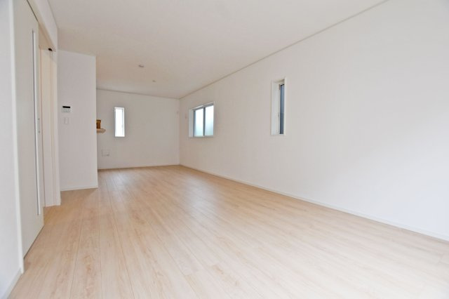 クレイドルガーデン高田町新築一戸建て│3LDK+駐車1台可の居間・リビング|3面採光で採光・通風ともに良好なリビング。季節を問わず快適な室内環境を保ちやすい設計です。