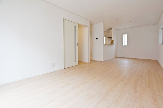 クレイドルガーデン高田町新築一戸建て│3LDK+駐車1台可の居間・リビング|ダイニングテーブルとソファセットを配置しても十分なゆとりがあり、お友達を招いても快適に過ごせる心地よい住空間となっています。