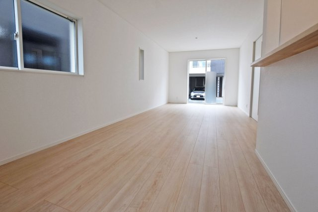 クレイドルガーデン高田町新築一戸建て│3LDK+駐車1台可の居間・リビング|南向きならではの明るい陽射しが差し込むLDK。日中は自然光に包まれ、開放感あふれる空間でお過ごしいただけます。
