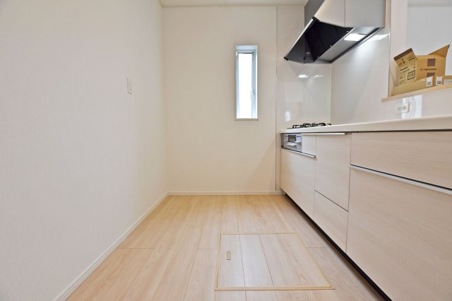 クレイドルガーデン高田町新築一戸建て│3LDK+駐車1台可のキッチン|キッチン背面にゆとりあるスペースを確保しており、冷蔵庫や食器棚なども無理なく配置できる使いやすい設計です。