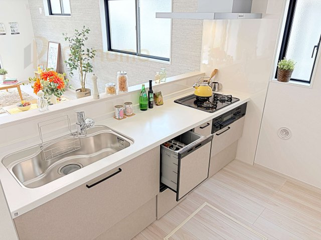 取手市戸頭17期　新築戸建て　2号棟のキッチン|料理をしながら家族とコミュニケーションが取れる対面式システムキッチン。嬉しいビルトイン食洗機付き！
