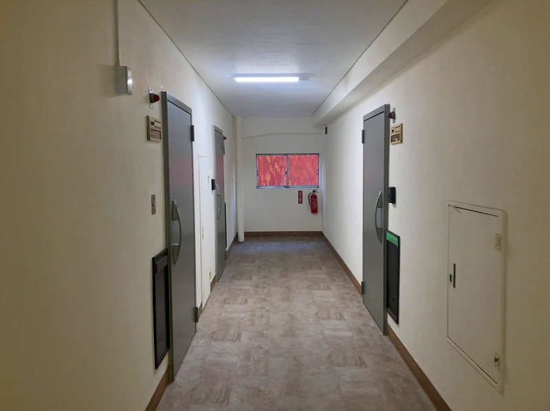 麻布霞町マンションの玄関