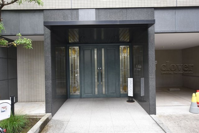 【エントランス】 | ルモンド南麻布 | オートロックを備えた、マンションのエントランス。やはりセキュリティの観点は欠かすことができません。皆様を“安全”に送り出し、出迎えてくれます。～即日のご見学可能～　お問合せはお気軽にどうぞ。
