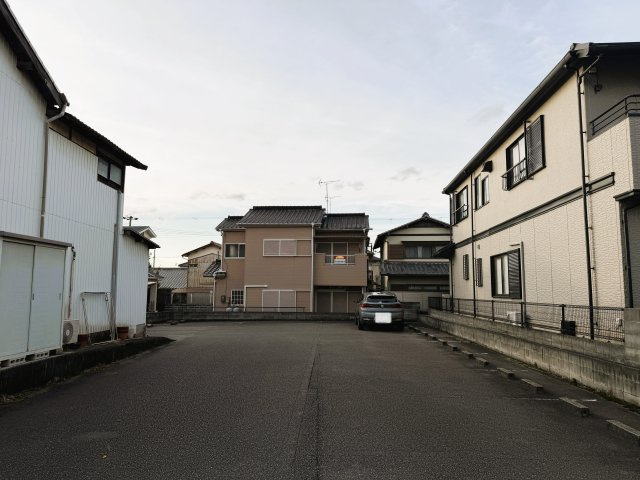 兵庫県姫路市網干区余子浜　～駅や教育施設に商業施設が集まる平坦な街並みでの暮らし～の駐車場|隣の月極駐車場(月々4400円)
