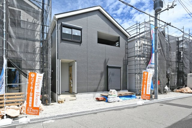 クレイドルガーデン高田町新築一戸建て│3LDK+駐車1台可の外観|・3LDK駐車1台可
・収納充実（WIC、パントリー等）
・住宅設備充実（防犯カメラ、浴室乾燥機等）