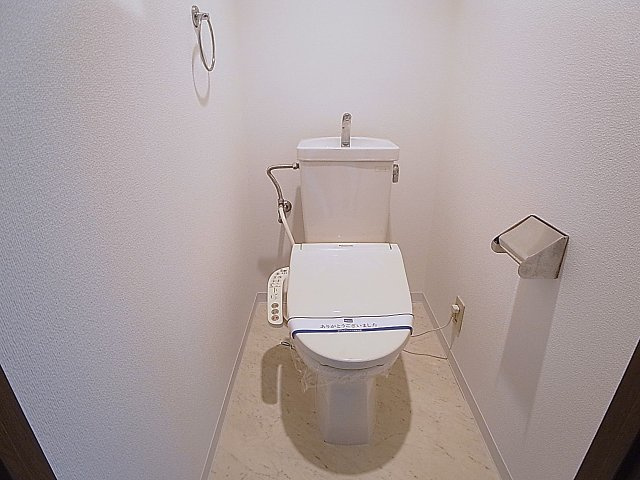 パシフィック神戸桜筋南館のトイレ|温水洗浄付きトイレ、上部に棚も付いてます