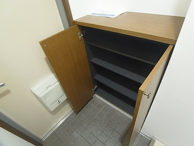 パシフィック神戸桜筋南館の玄関|シューズＢＯＸも御座います