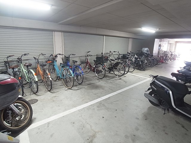 パシフィック神戸桜筋南館のその他共用部分|屋内駐輪スペース。バイクも置けます