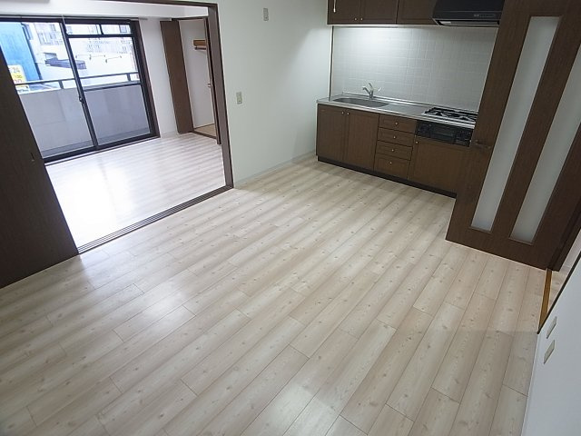 パシフィック神戸桜筋南館の居間・リビング|開放感の有る広々したリビングスペース