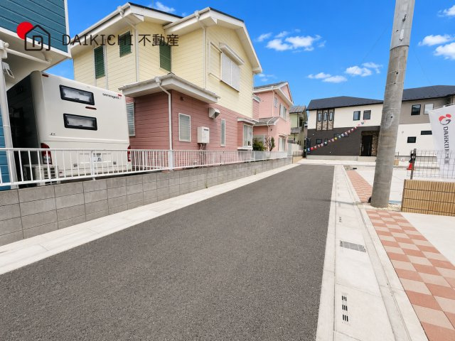 【前面道路含む現地写真】 | 坂戸市元町　ブルーミングガーデン　新築戸建　全4棟　2号棟