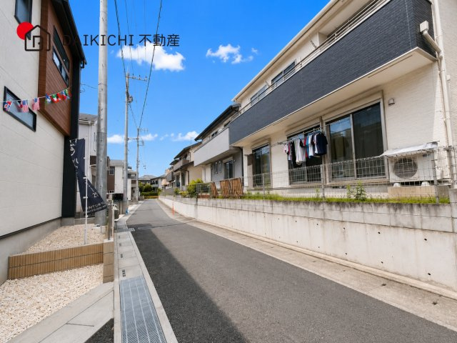 【前面道路含む現地写真】 | 坂戸市元町　ブルーミングガーデン　新築戸建　全4棟　2号棟