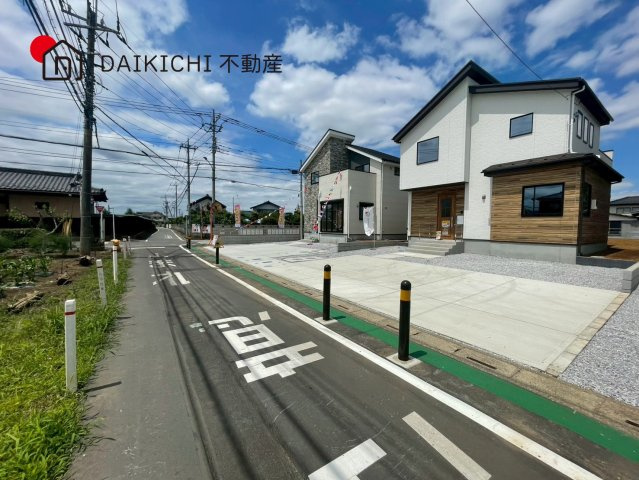 【前面道路含む現地写真】 | 鶴ヶ島市上新田1期　GRACE・TERRACE　新築戸建　全3棟　2号棟