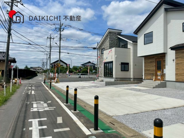 【前面道路含む現地写真】 | 鶴ヶ島市上新田1期　GRACE・TERRACE　新築戸建　全3棟　3号棟
