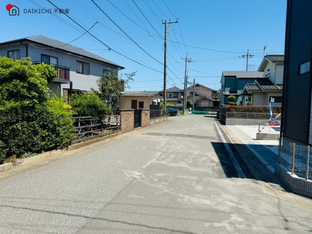 【前面道路含む現地写真】 | 鶴ヶ島市羽折町　ブルーミングガーデン　新築戸建　全4棟　3号棟